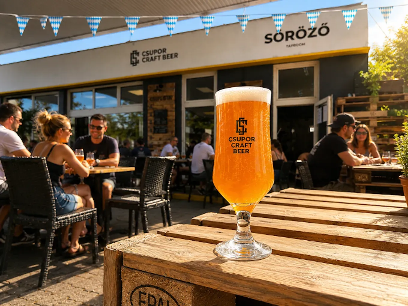 Csupor pohár friss sörrel a taproom teraszán, háttérben vendégekkel